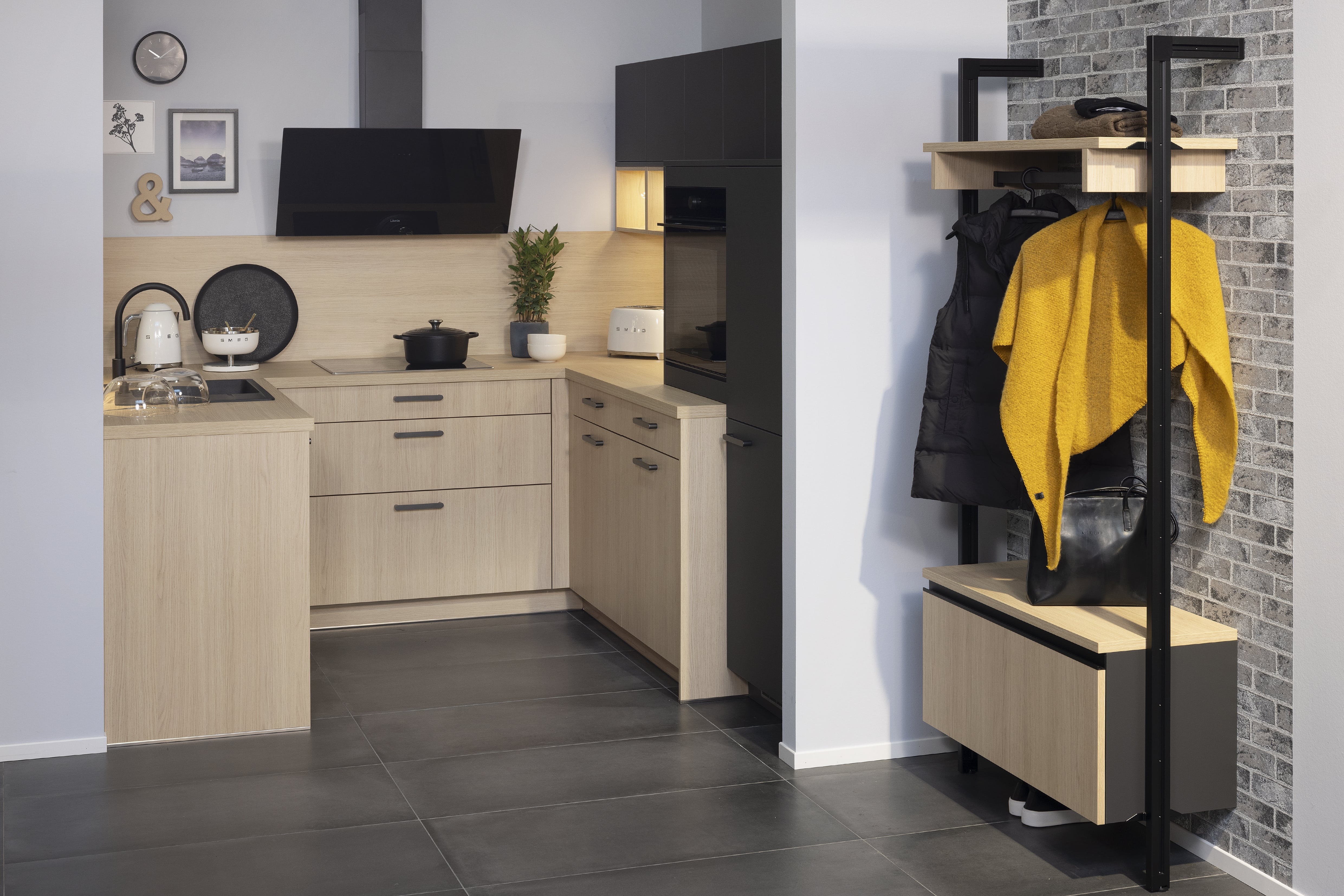 Artego FEEL Graphit und Trentino Eiche natur -Tinykitchen und Garderobe