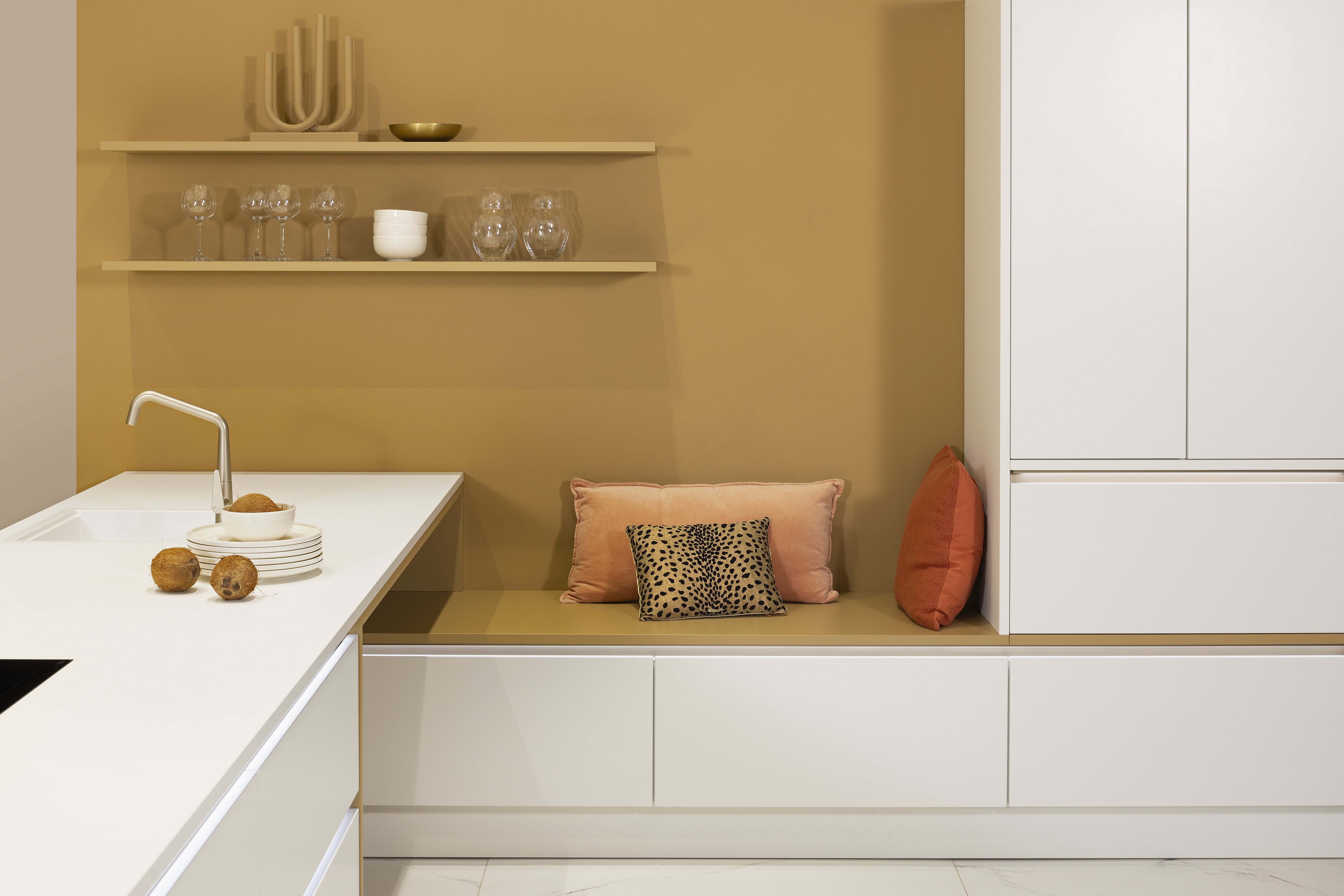 NOLTE Caramel ganzheitliches Konzept - Detailansicht Unterschränke als Sitzmöbel