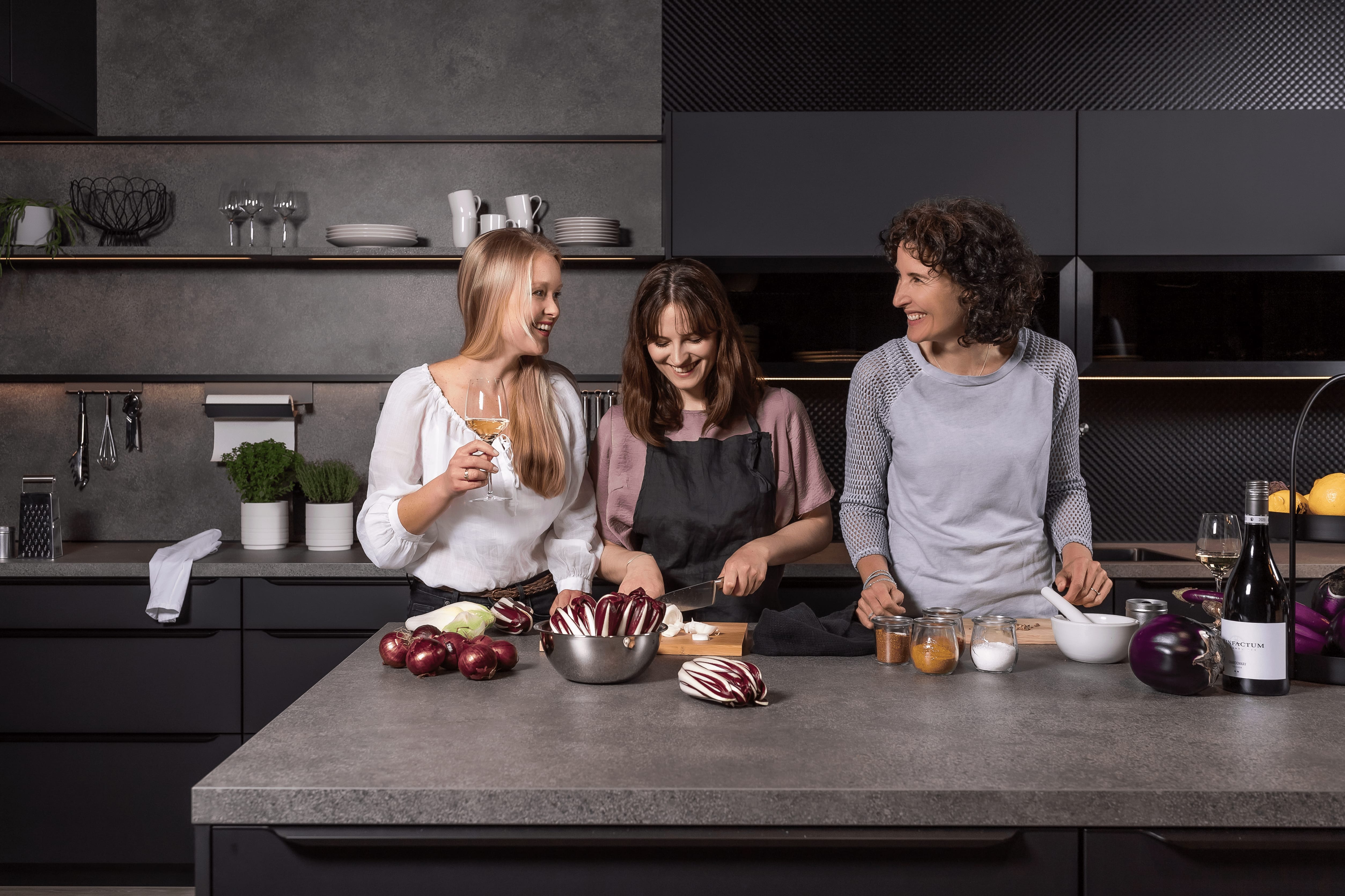 Lachende Menschen in der Küche