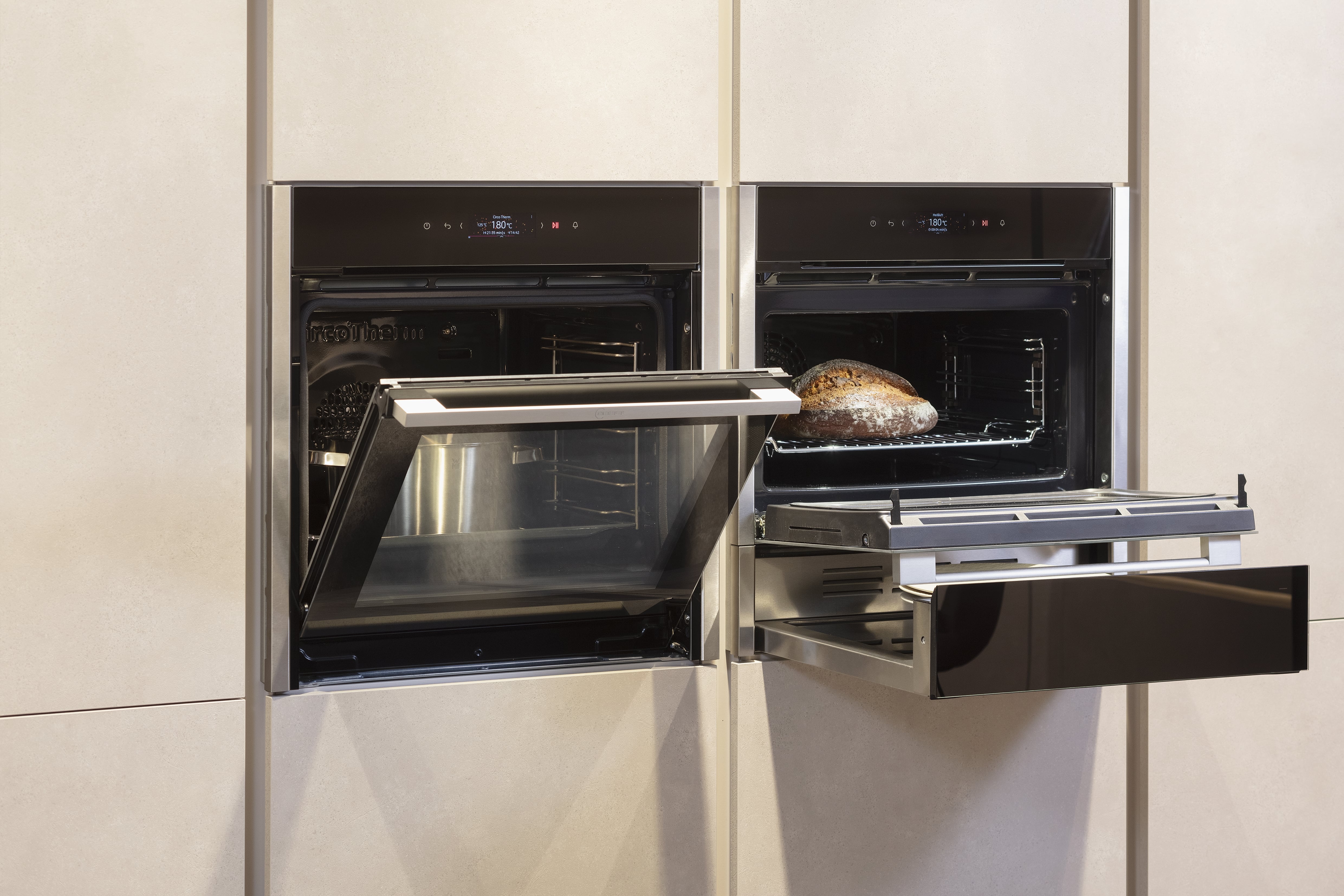 NOBILIA Küche RIVA in Beton-Sand mit Einbaugeräten von NEFF