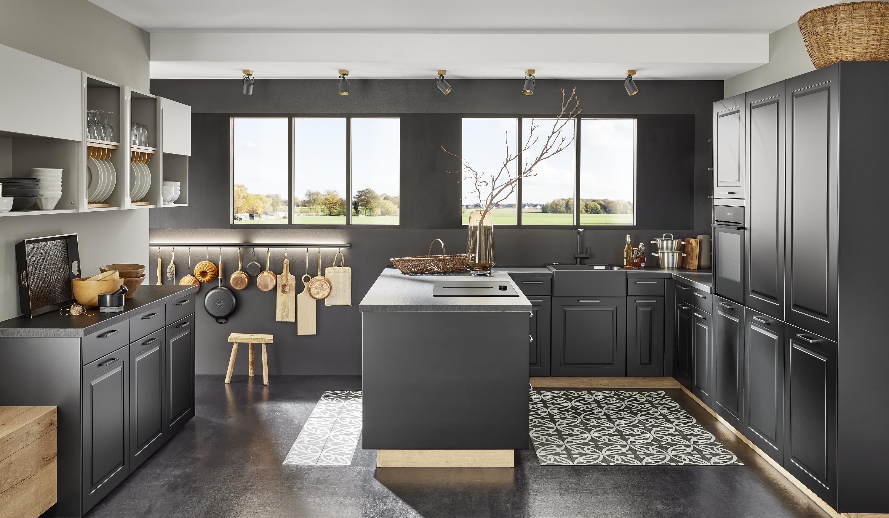 Moderne schwarze Landhausküche zweizeilig mit Kücheninsel Unterschränke mit Küchensockel in hellem Holz