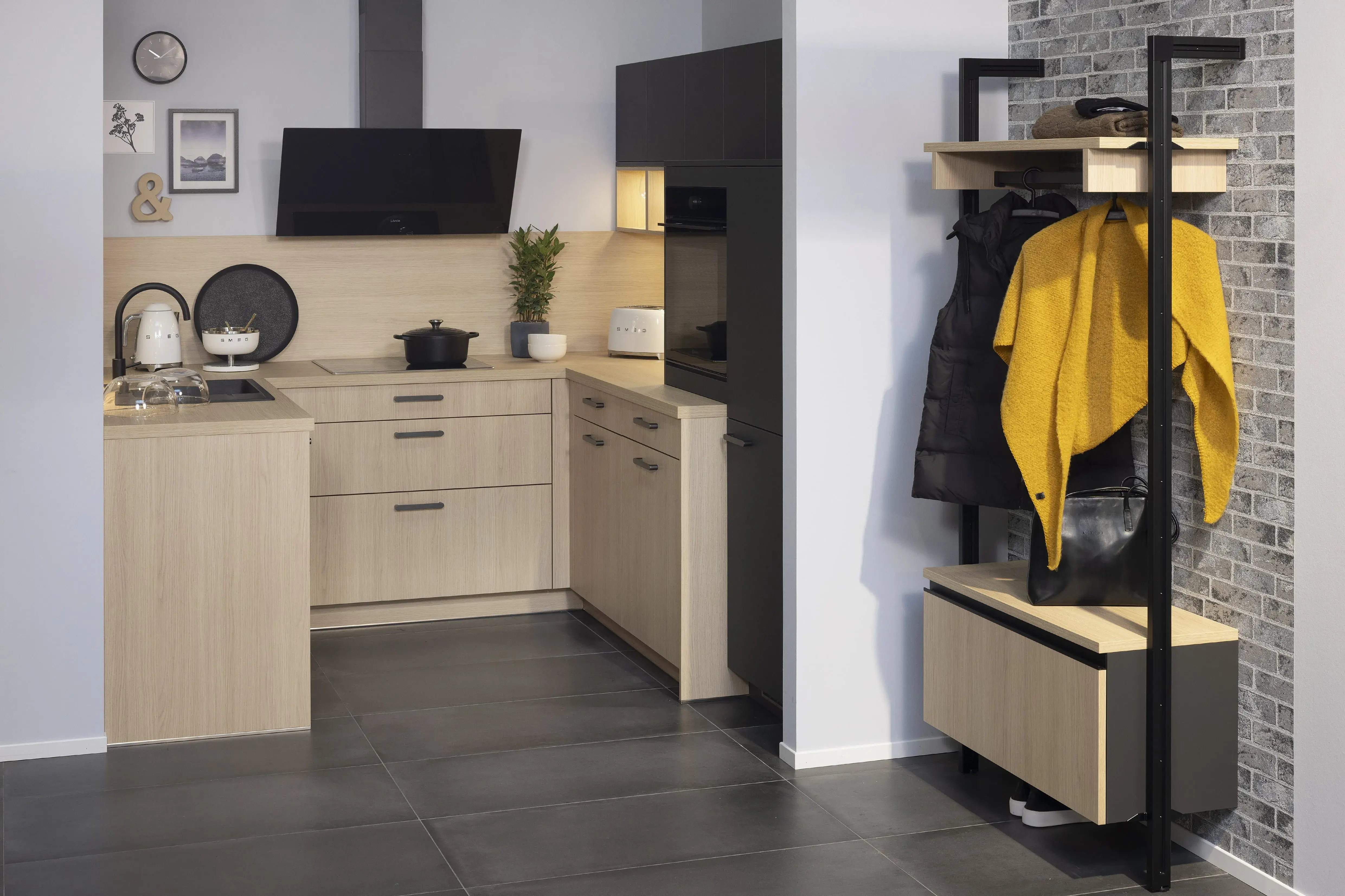 Artego FEEL Graphit und Trentino Eiche natur -Tinykitchen und Garderobe