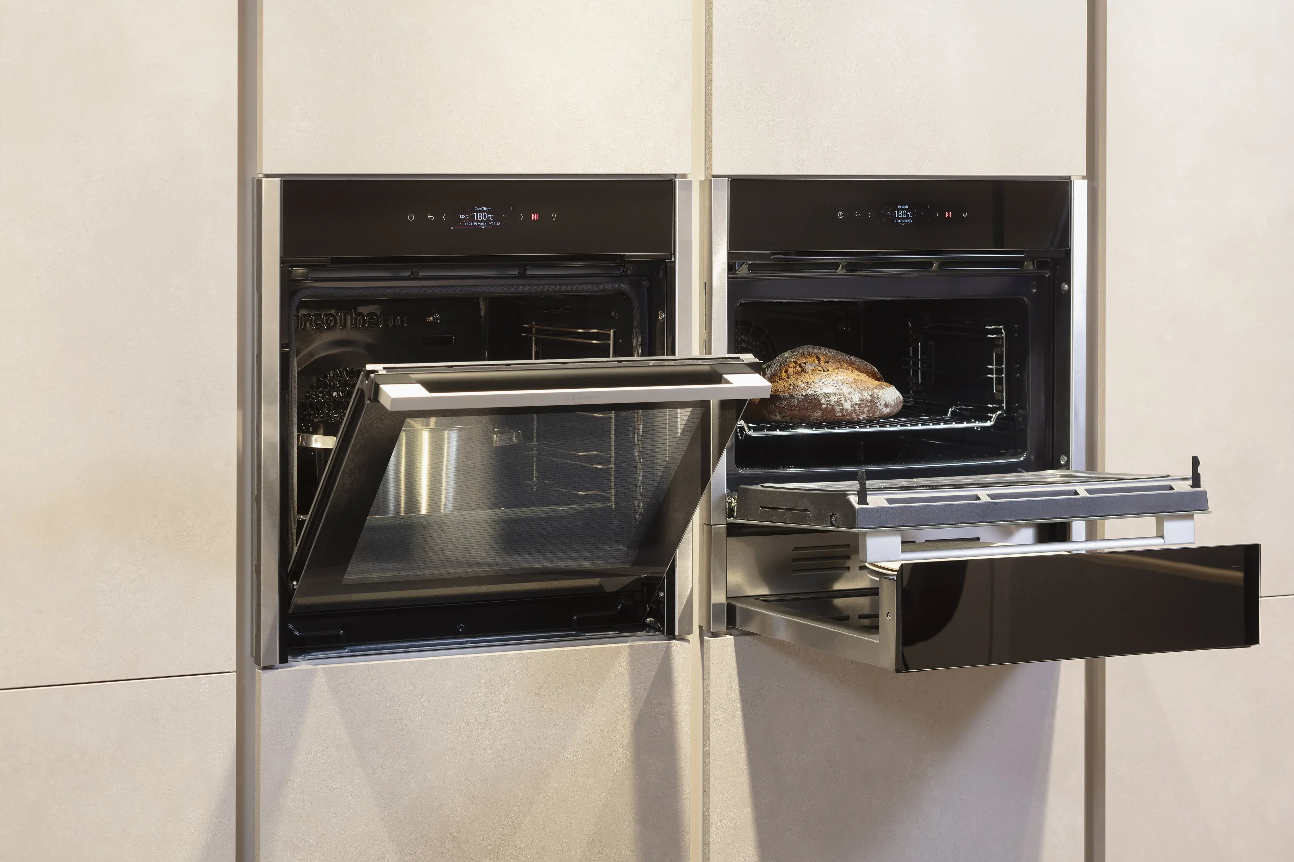 NOBILIA Küche RIVA in Beton-Sand mit Einbaugeräten von NEFF