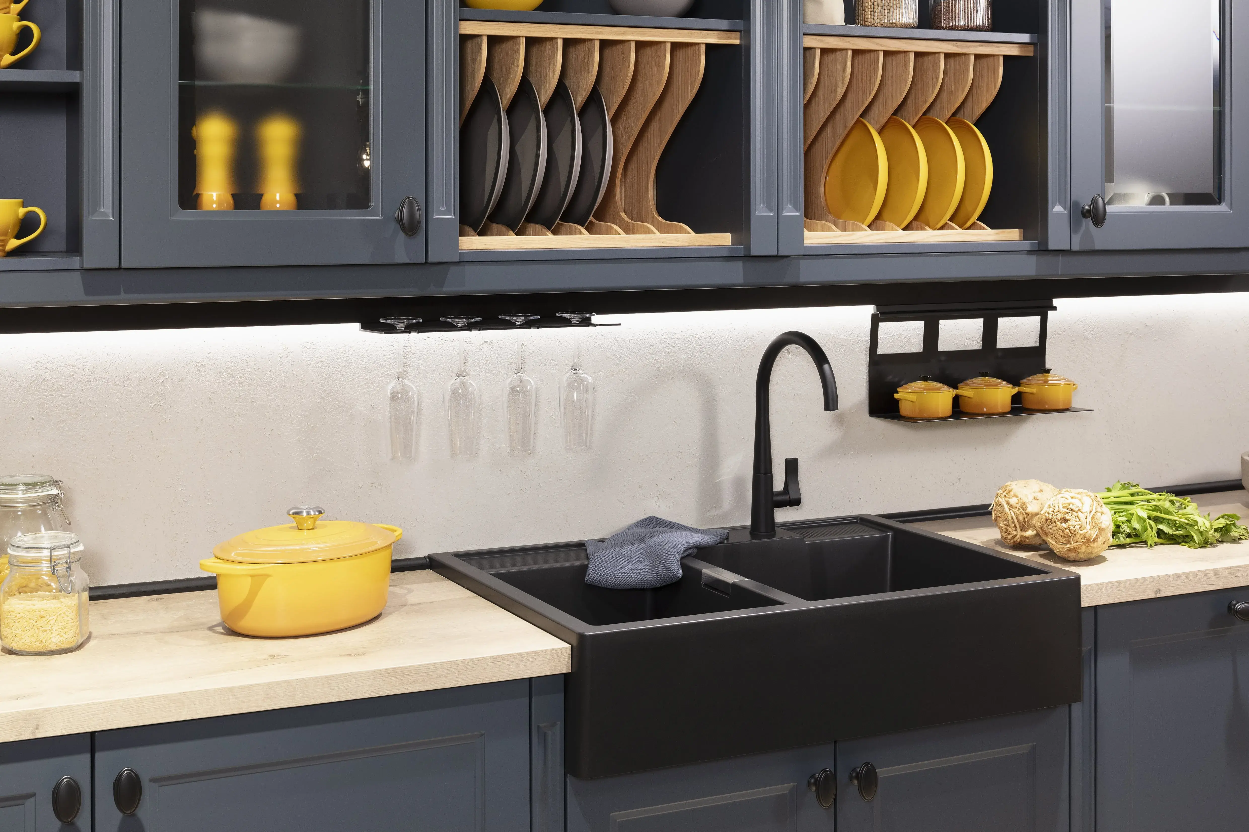 NOBILIA Landhausküche Fjordblau mit schwarzem Spülstein