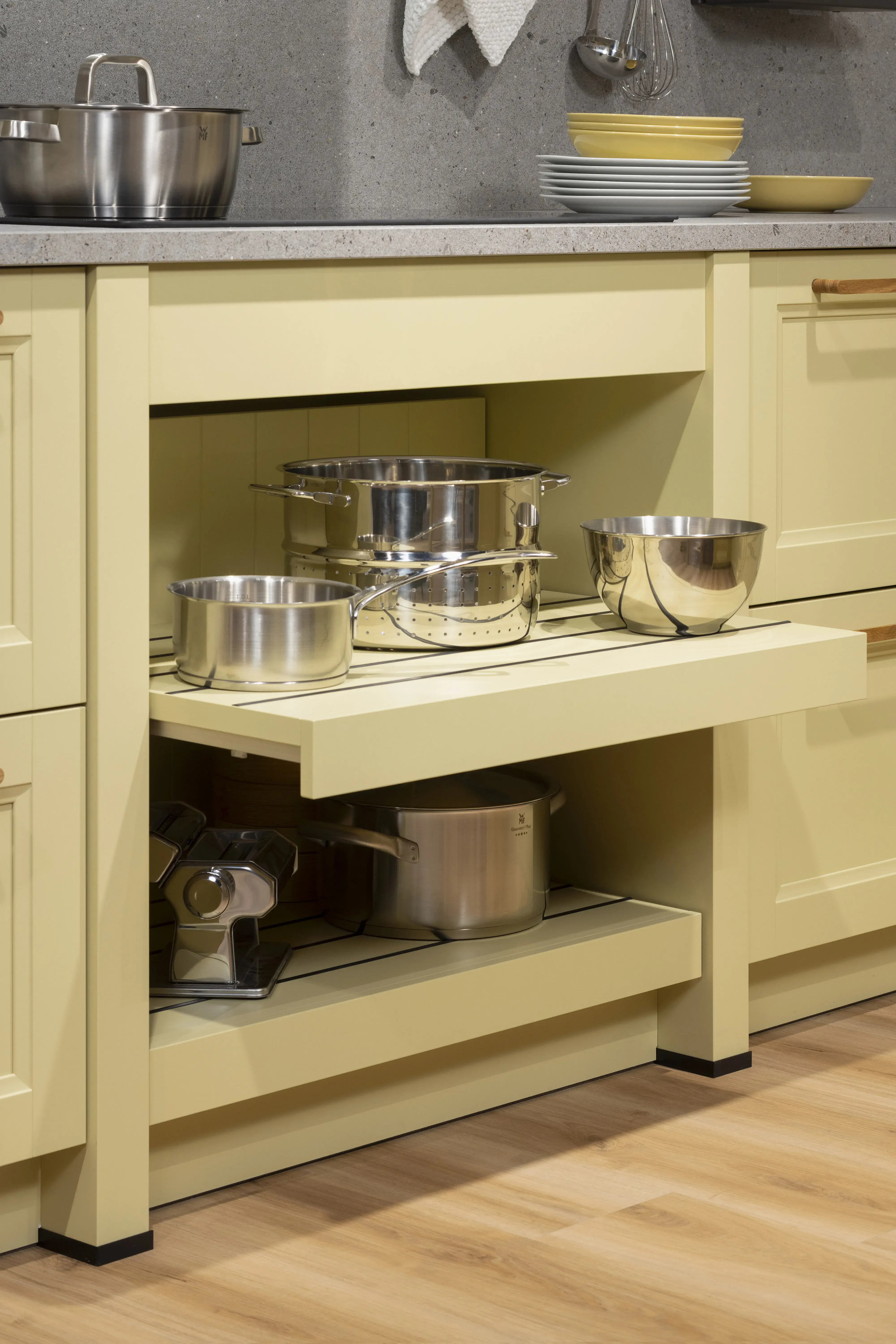 Schüller Shaker-Style-Küche in Creme-Gelb Unterschrank mit ausziehbaren Tablaren für Kochgeschirr